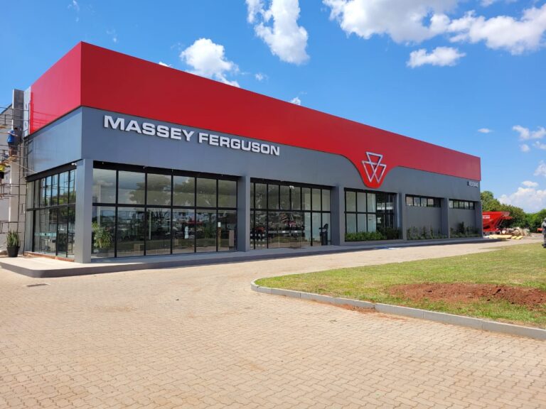 Redemaq Cruz Alta é uma das primeiras lojas no Brasil a receber nova fachada no padrão mundial da Massey Ferguson